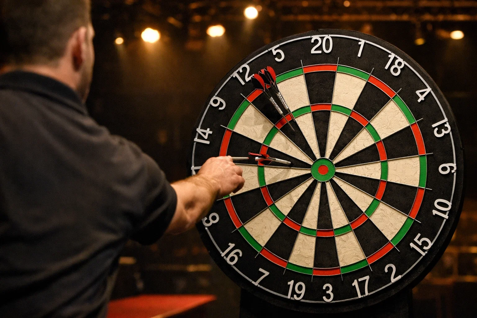Spieler wirft Dart-Pfeil auf das Doppelfeld einer Dartscheibe beim Finish