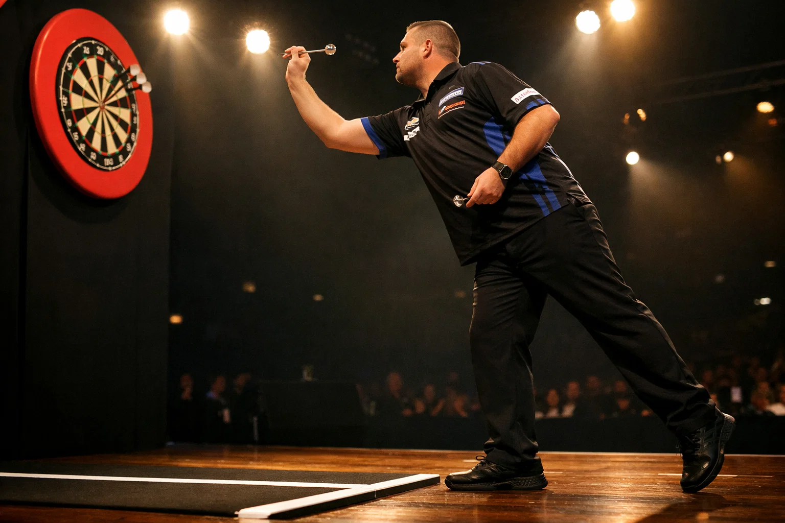 Spieler an der Oche bei einem professionellen Darts-Turnier unter Scheinwerfern